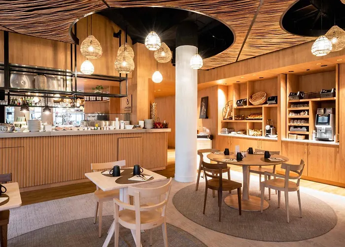 贡比涅南美居酒店